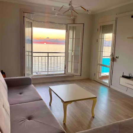 Redi's Luxurious Seaside Full View Apartment