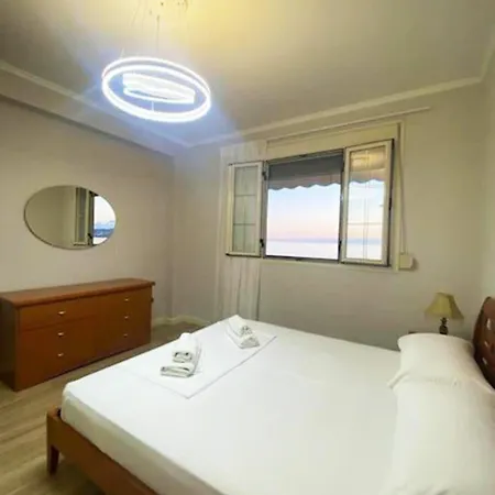 Redi's Luxurious Seaside Full View *