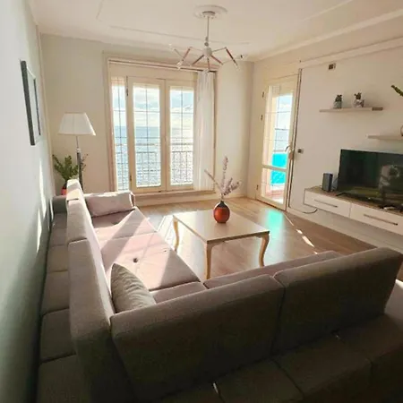 Redi's Luxurious Seaside Full View