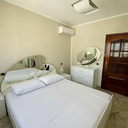 Redi's Luxurious Seaside Full View Apartment