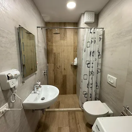 Redi's Luxurious Seaside Full View
