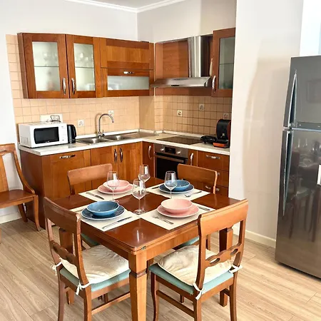 Redi's Luxurious Seaside Full View Apartment *