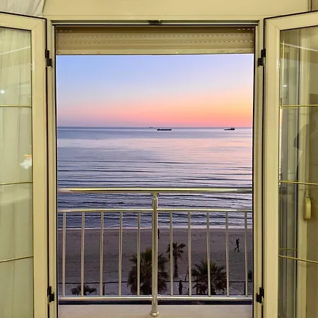 Redi's Luxurious Seaside Full View *